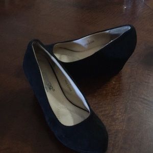 Black suede like wedges